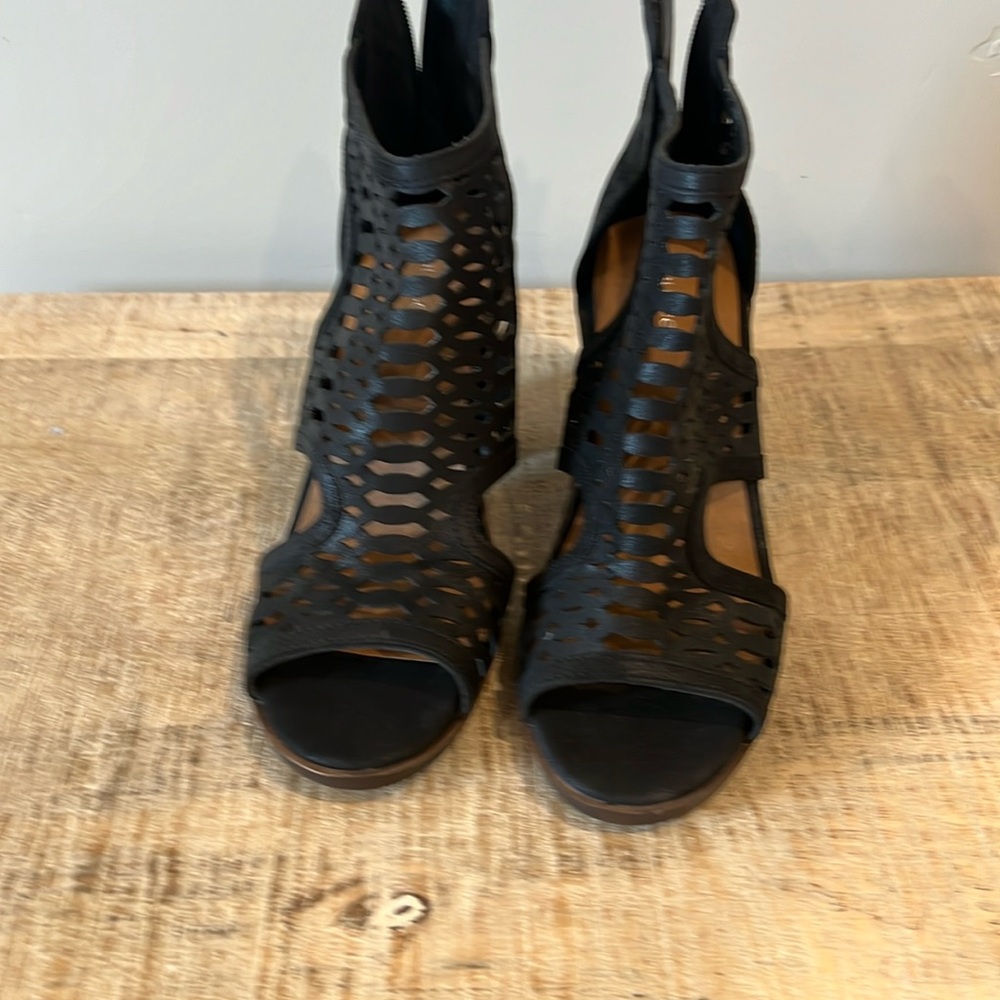 Maurice’s black heels